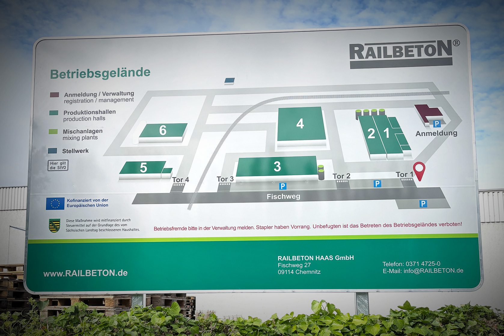 Übersichtstafel mit Geländeplan des Railbeton-Werks in Chemnitz
