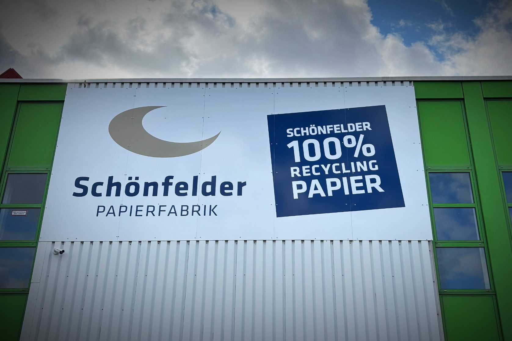 Fassadenlogo der Schönfelder Papierfabrik mit Hinweis auf Recyclingpapier