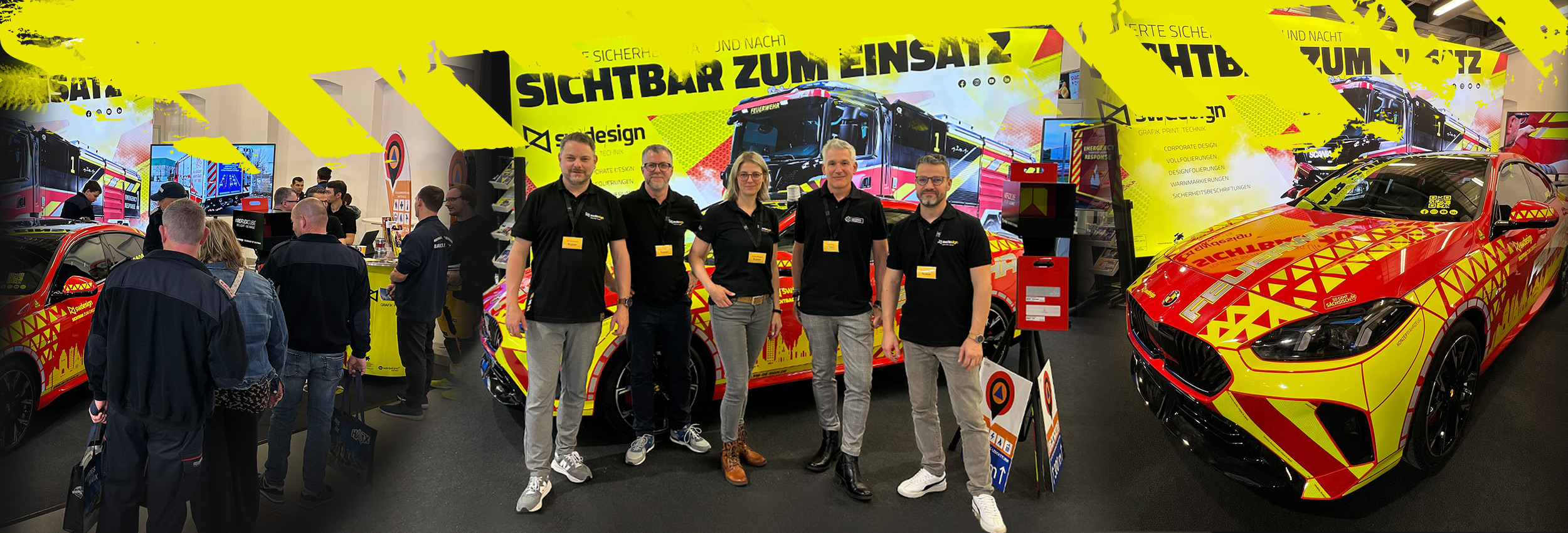 Messestand von swdesign auf einer Fachmesse mit auffällig folierten Einsatzfahrzeugen und Team in schwarzer Corporate-Kleidung, Fokus auf reflektierende Fahrzeugfolierung und Sicherheitskennzeichnung.
