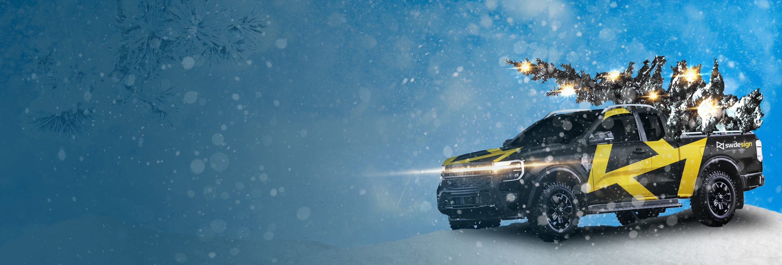 Pickup mit Fahrzeugfolierung im swdesign-Look transportiert festlich geschmückte Tannenbäume durch eine Winterlandschaft