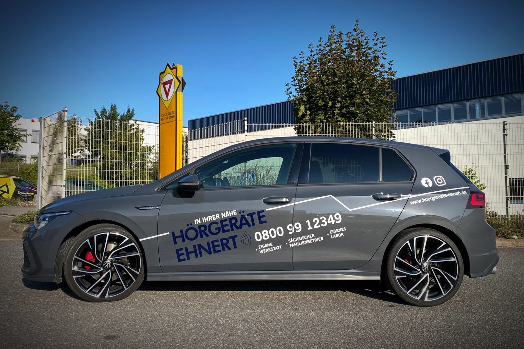 Folierung SW/DE/SIGN 46 Fahrzeugvollverklebung für Hörgeräte Ehnert auf einem grauen VW Golf