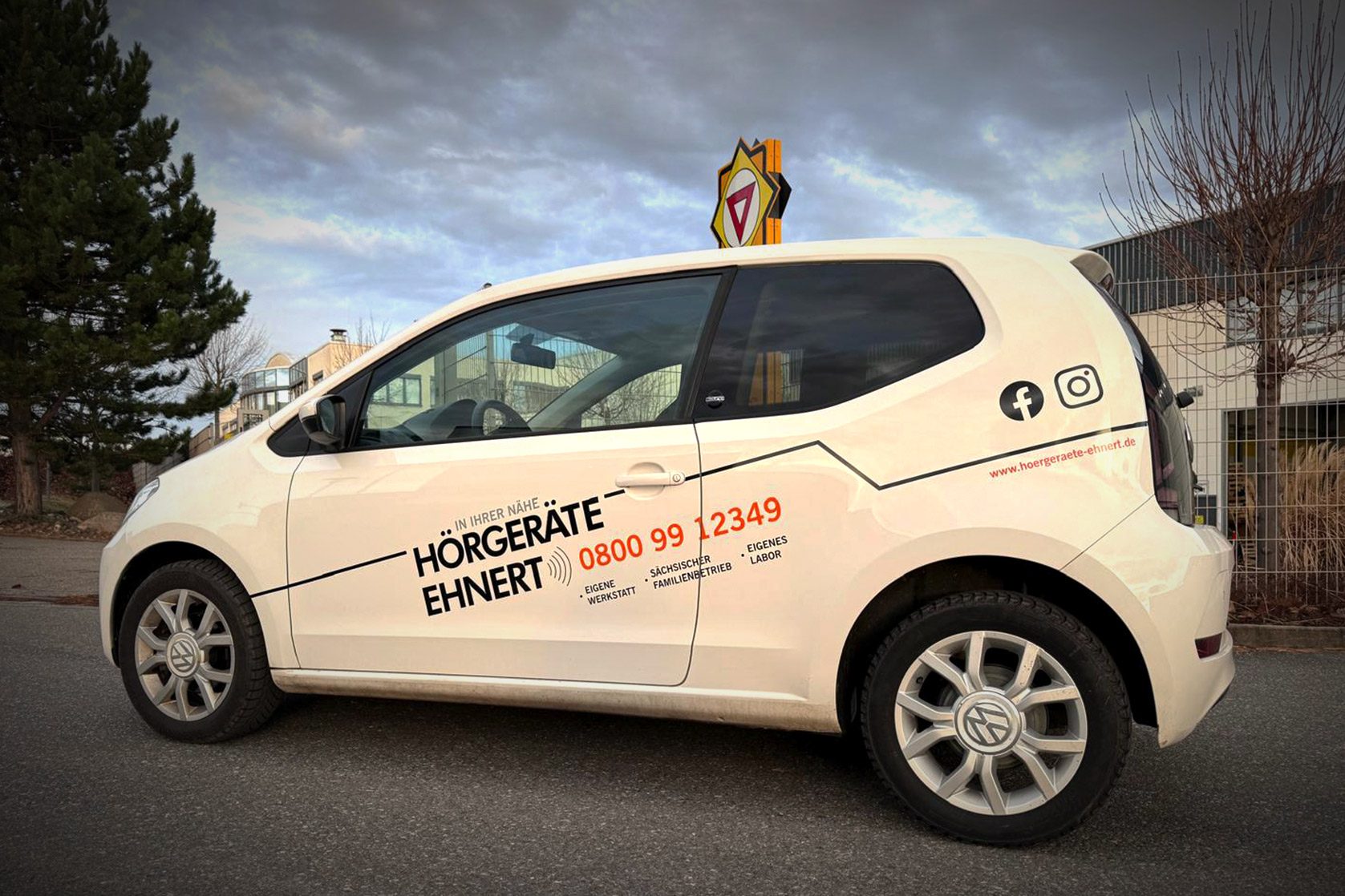 Folierung SW/DE/SIGN 45 Fahrzeugbeschriftung für Hörgeräte Ehnert auf einem weißen VW Up