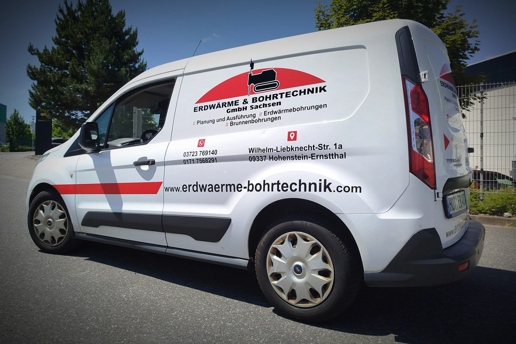 Folierung SW/DE/SIGN 43 Fahrzeugbeschriftung für Erdwärme & Bohrtechnik Sachsen mit Logo und Kontaktdaten
