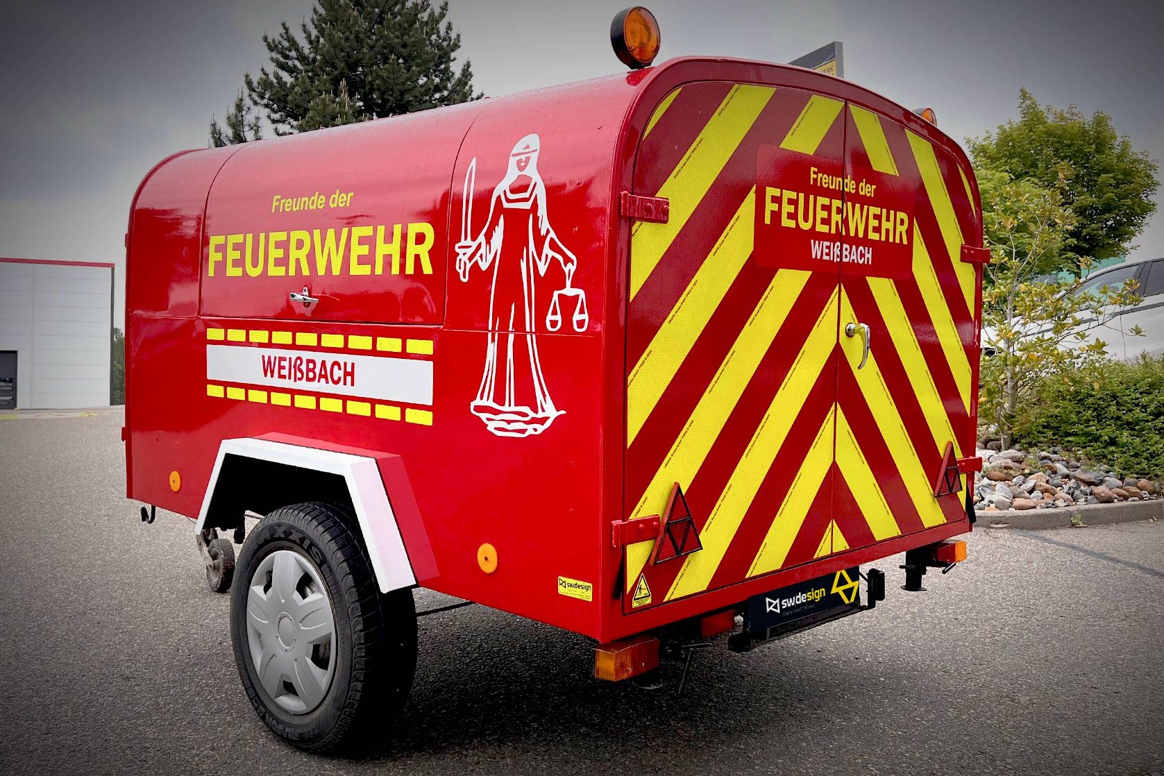 Folierung SW/DE/SIGN 4 Feuerwehranhänger Feuerwehr Weißbach mit reflektierender Heckbeklebung und Vereinslogo