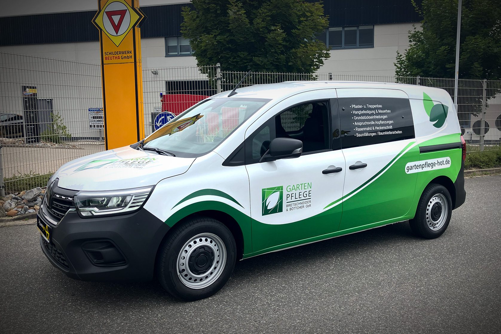 Folierung SW/DE/SIGN 38 Grüne Fahrzeugbeschriftung für Gartenpflege Bretschneider & Böttcher auf einem Renault Kastenwagen