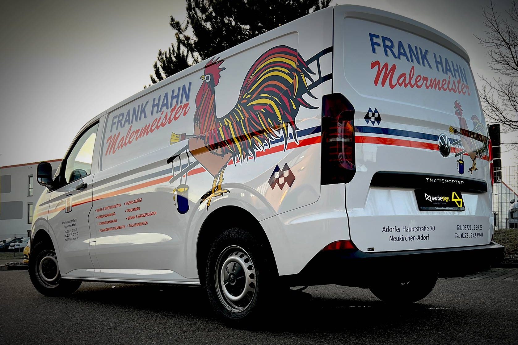 Folierung SW/DE/SIGN 36 Fahrzeugbeschriftung für Malermeister Frank Hahn – gestalteter VW Transporter mit bunter Hahn-Grafik, Leistungsübersicht und Kontaktdaten, umgesetzt von swdesign.
