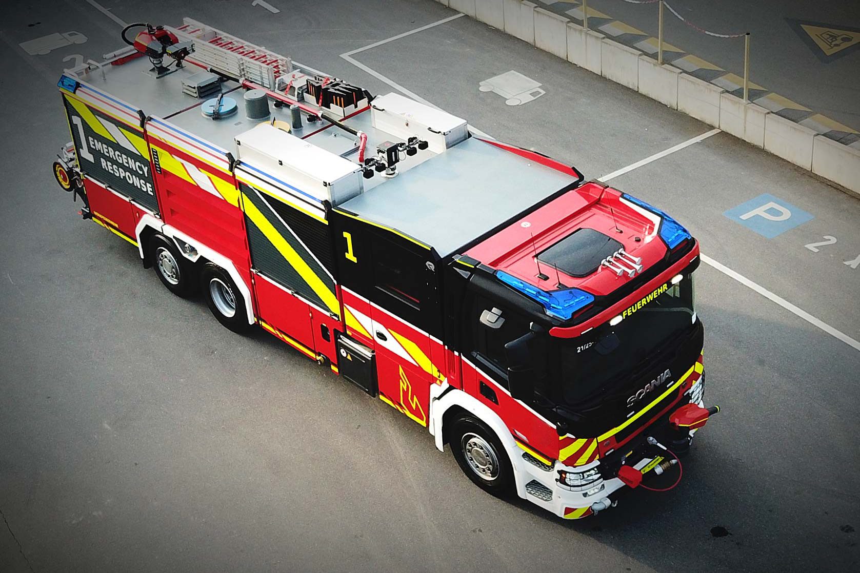 Folierung SW/DE/SIGN 32 Schweres Einsatzfahrzeug mit Container „EMERGENCY RESPONSE“ für Werkfeuerwehreinsätze.