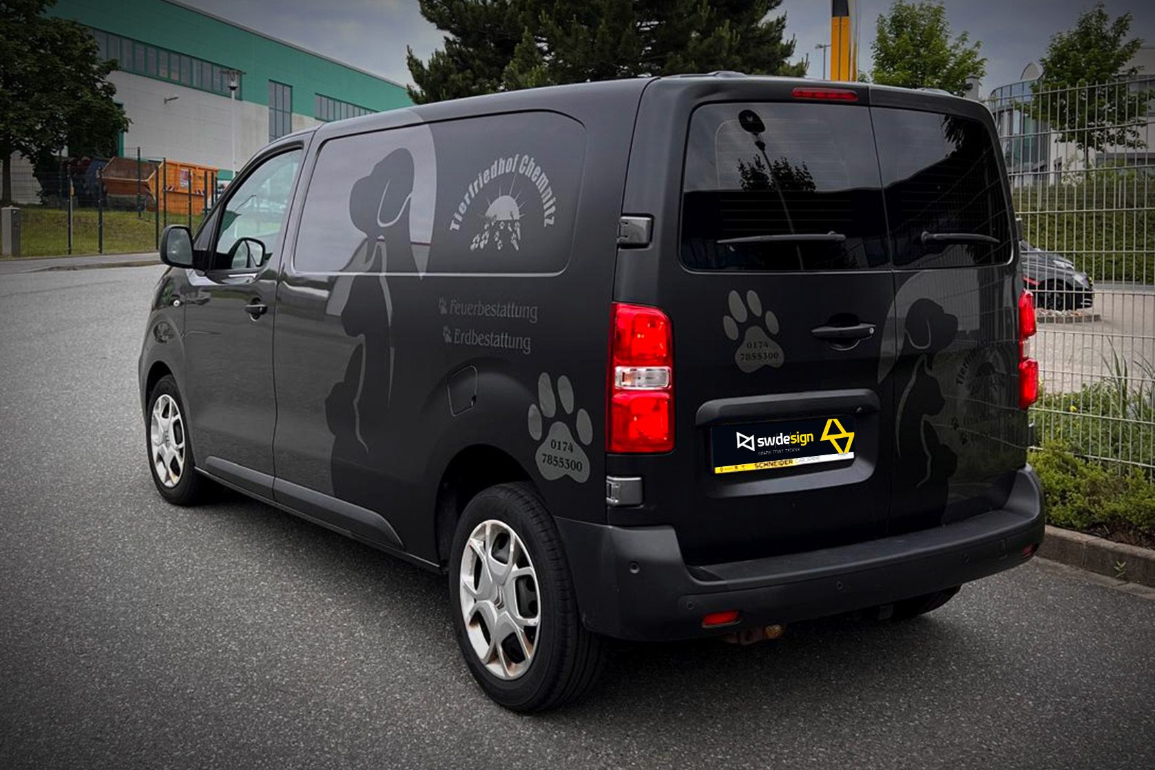 Folierung SW/DE/SIGN 40 Dezente Fahrzeugbeschriftung für den Tierfriedhof Chemnitz mit Silhouetten und Pfotenabdrücken