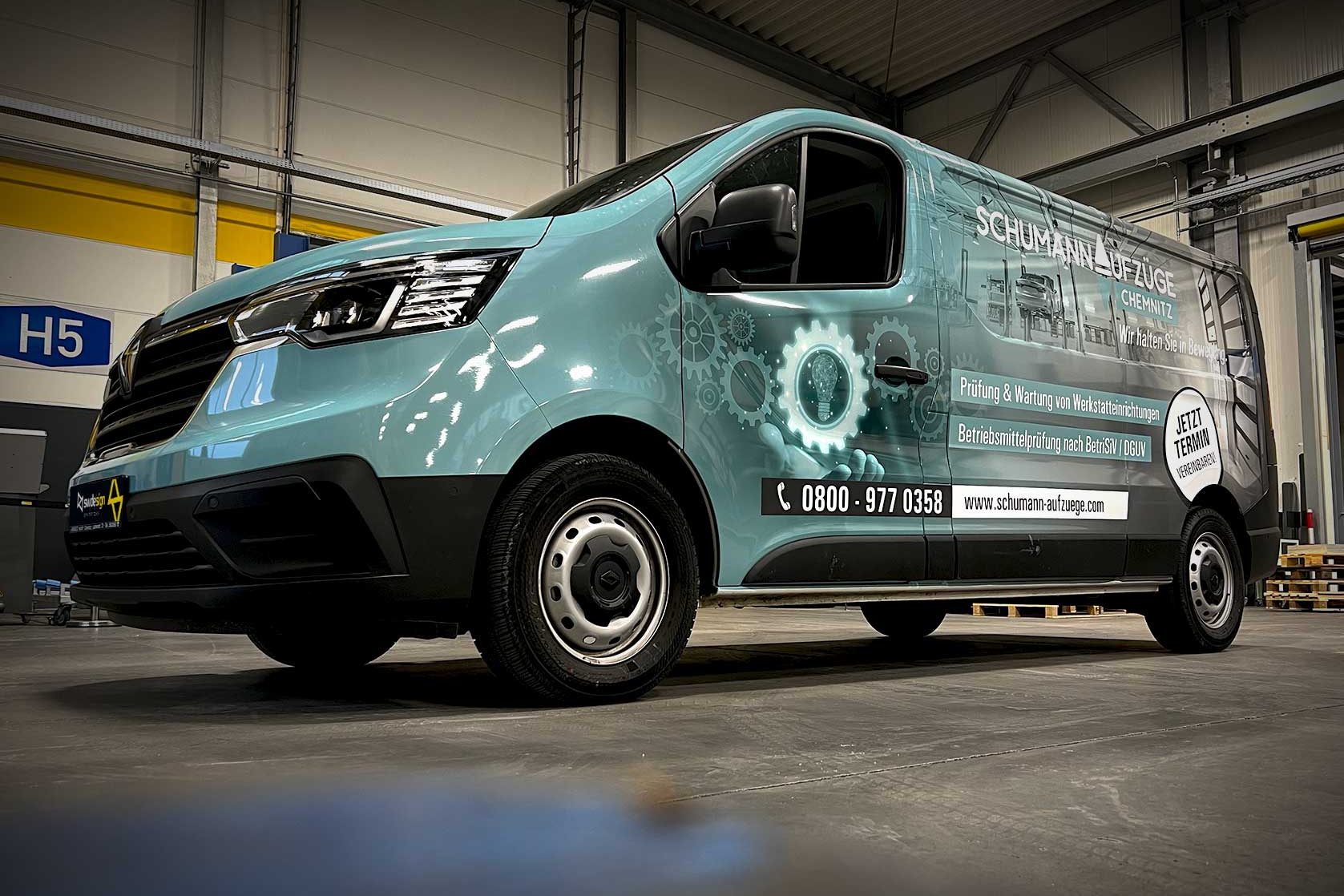 Folierung SW/DE/SIGN 33 Vollfolierter Firmenwagen mit individuellem Design und Digitaldruck für Schumann Aufzüge Chemnitz, umgesetzt von swdesign.