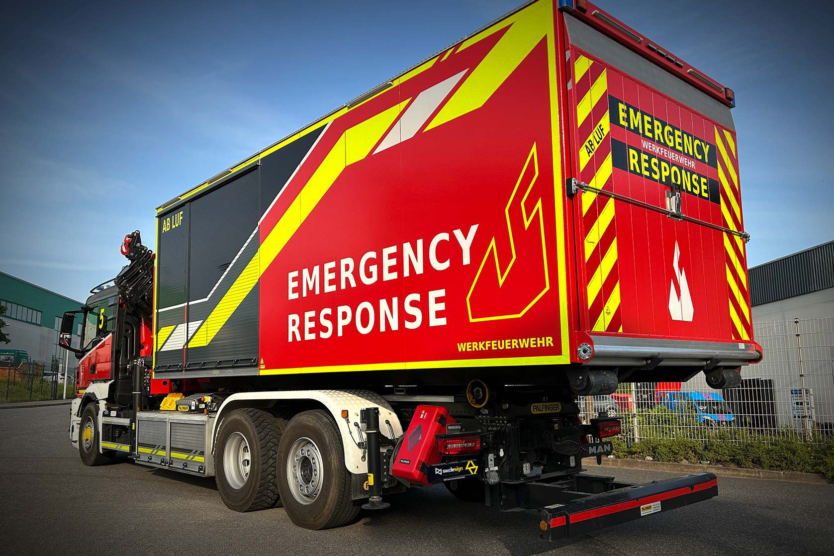 Schweres Einsatzfahrzeug mit Container „EMERGENCY RESPONSE“ für Werkfeuerwehreinsätze.