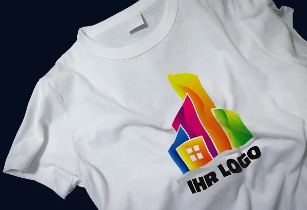 Weißes T-Shirt mit großem, farbigem Logo auf der Vorderseite, präsentiert im Studio-Setting.