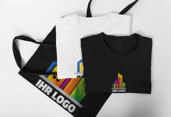 Stofftasche und T-Shirts in Schwarz und Weiß mit großem, farbigem Logo-Print, arrangiert auf hellem Hintergrund.