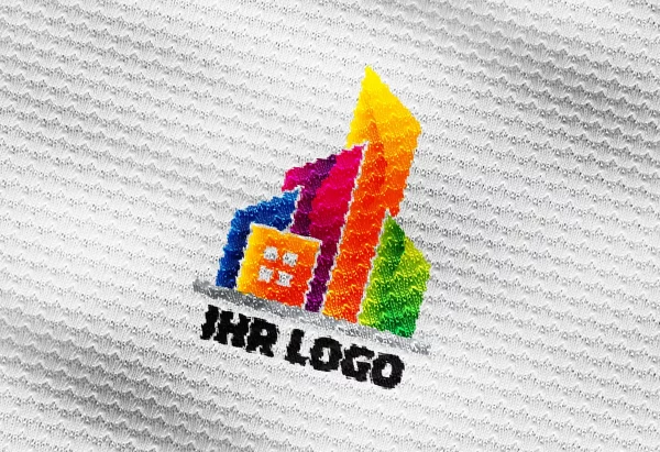 Makroaufnahme einer farbigen Sublimation eines Logos auf weißem Textil mit strukturierter Oberfläche.