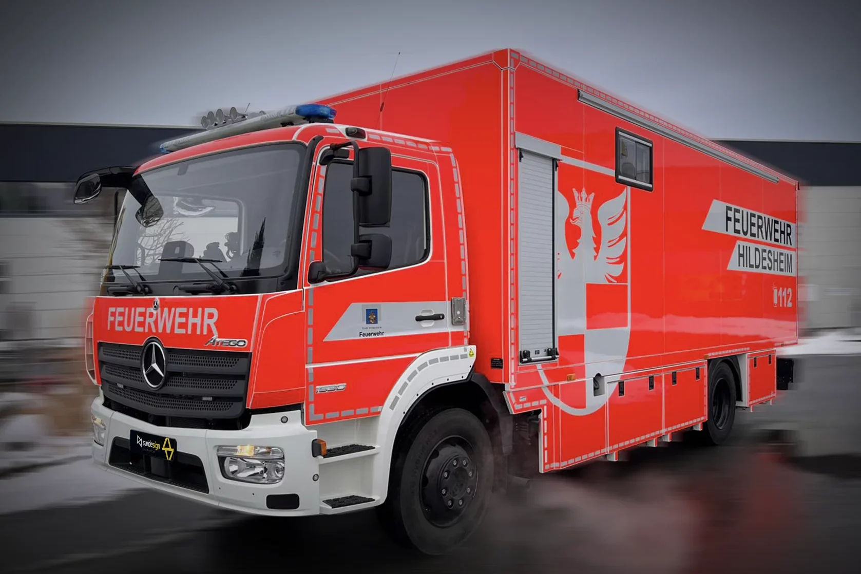 Feuerwehr-LKW mit auffälliger Fahrzeugbeklebung, gestaltet und umgesetzt im Raum Chemnitz in Sachsen.