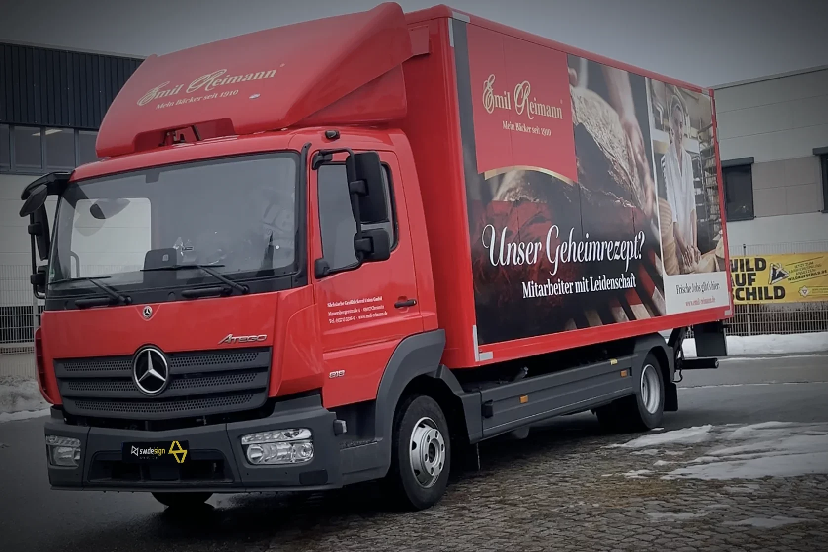 Roter Verkaufs- oder Liefer-LKW mit Werbefolierung für Emil Reimann und großem Bildmotiv aus der Bäckerei.