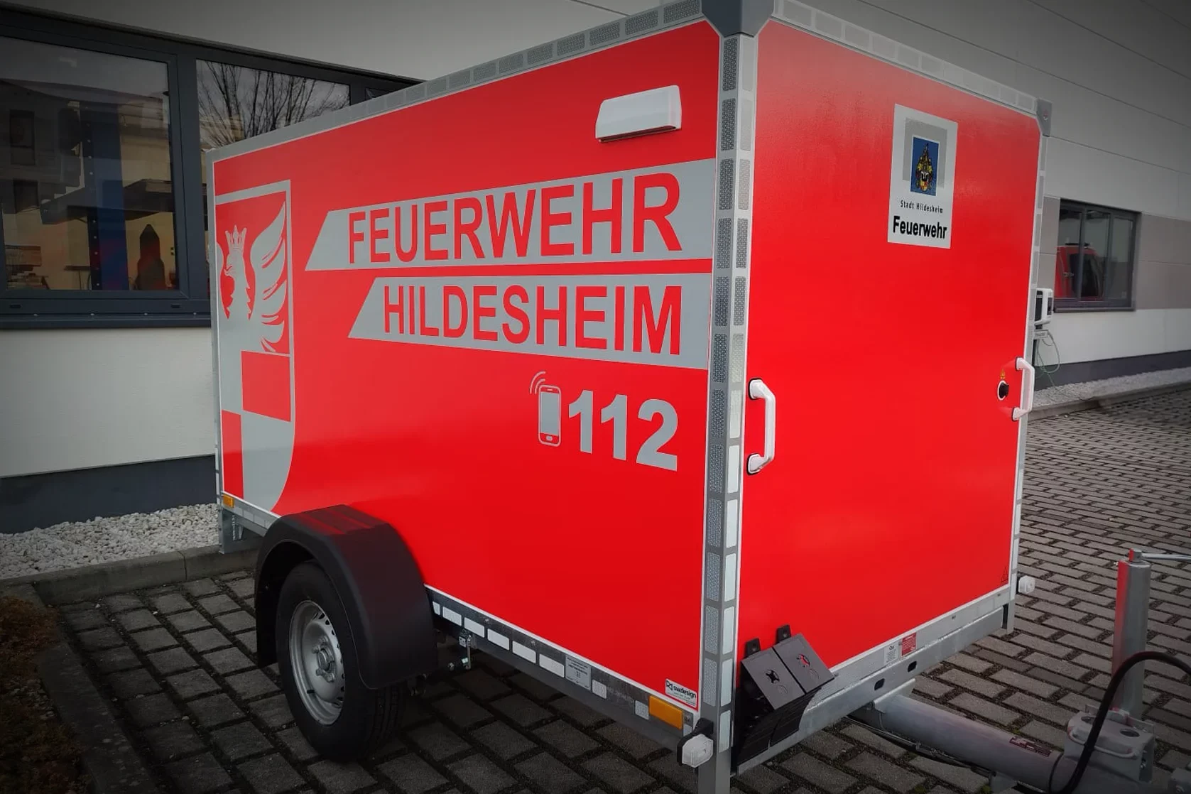 Feuerwehranhänger der Feuerwehr Hildesheim mit reflektierender Vollfolierung und individueller Beschriftung von sw design.